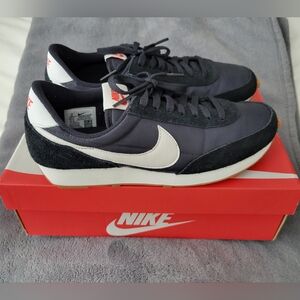 Nike Daybreak Black/Summit White Women's size 10 with box